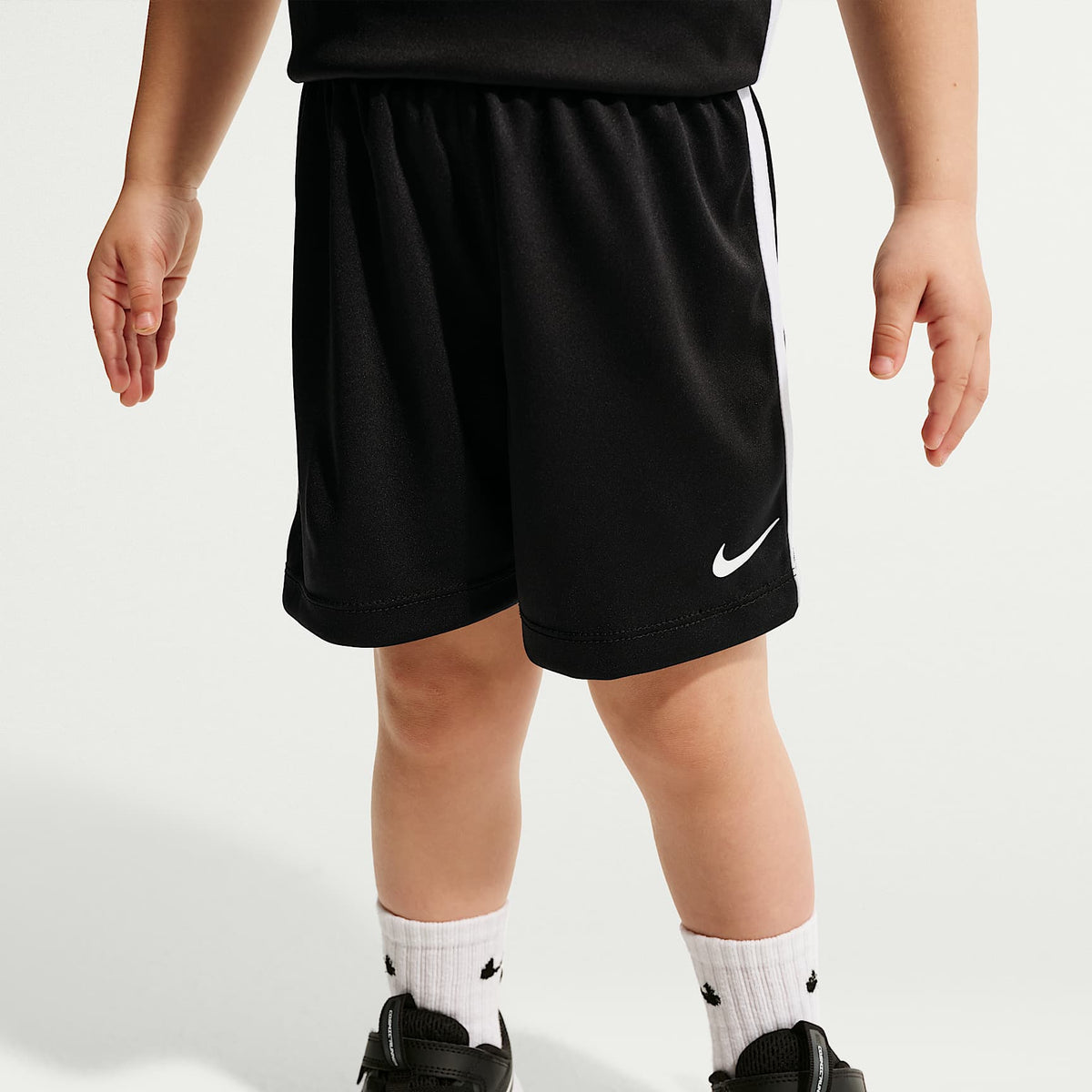 Conjunto de dos piezas con shorts deportivos Dri-FIT para niños pequeños Nike – Negro – vista 4
