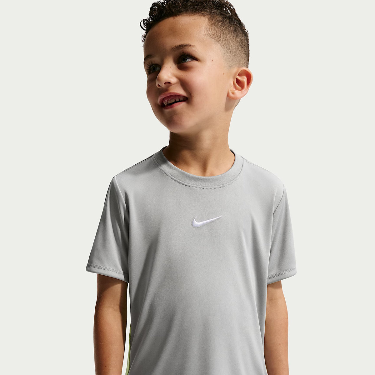Conjunto de dos piezas con shorts deportivos Dri-FIT para niños talla pequeña Nike – Gris humo claro – vista 2