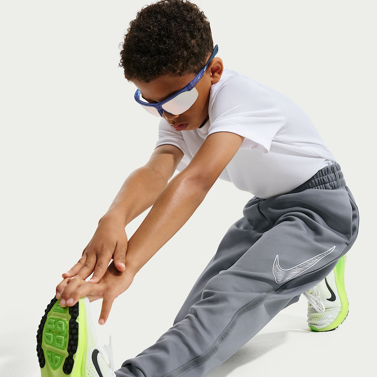 Pants de entrenamiento de tejido Knit para niño talla grande Nike Multi – Gris humo/Blanco – vista 4