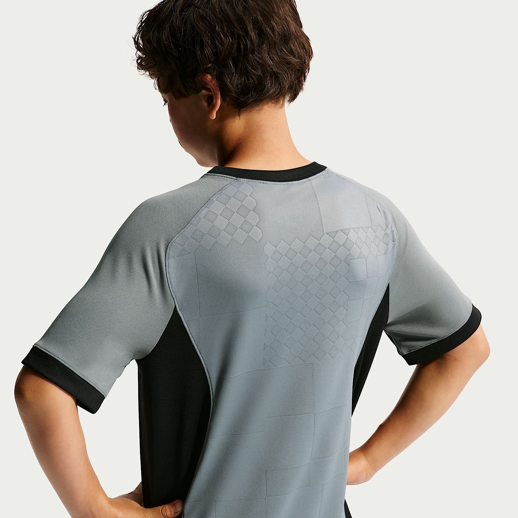Playera de manga corta para niño talla grande Nike Multi Renew – Gris humo/Negro/Blanco – vista 2