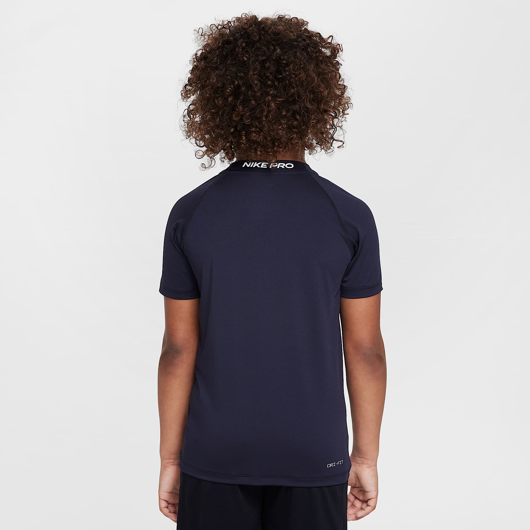 Playera de manga corta Dri-FIT para niños talla pequeña Nike Pro – Negro – vista 2
