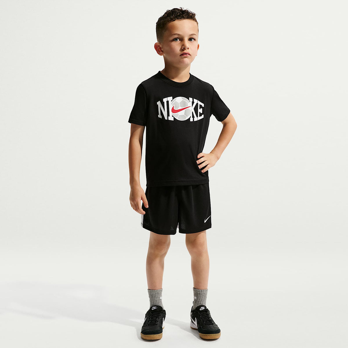 Conjunto de playera y shorts con gráfico de futbol para niños talla pequeña Nike – Negro – vista 1