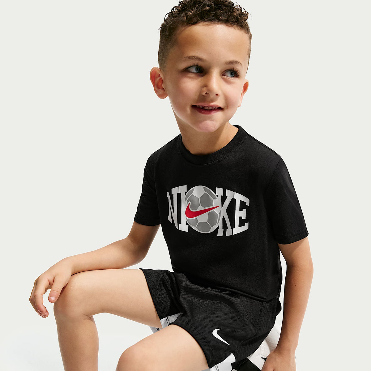 Conjunto de playera y shorts con gráfico de futbol para niños talla pequeña Nike – Negro – vista 6