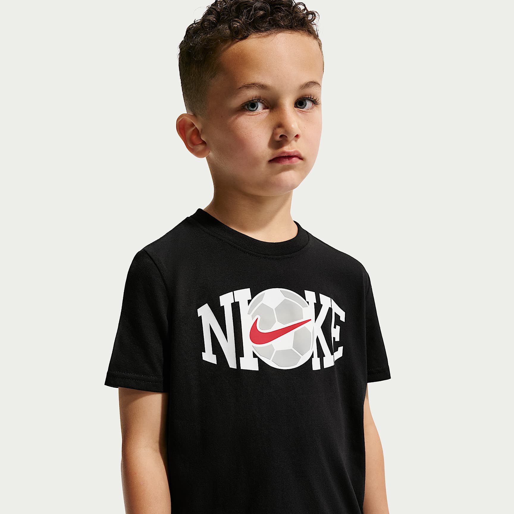 Conjunto de playera y shorts con gráfico de futbol para niños talla pequeña Nike – Negro – vista 2