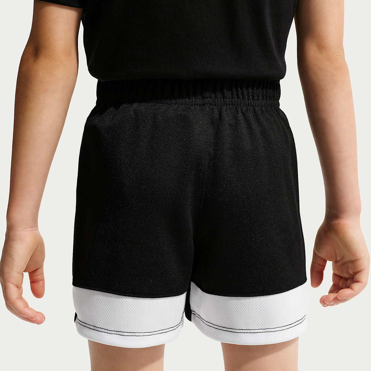 Conjunto de playera y shorts con gráfico de futbol para niños talla pequeña Nike – Negro – vista 5