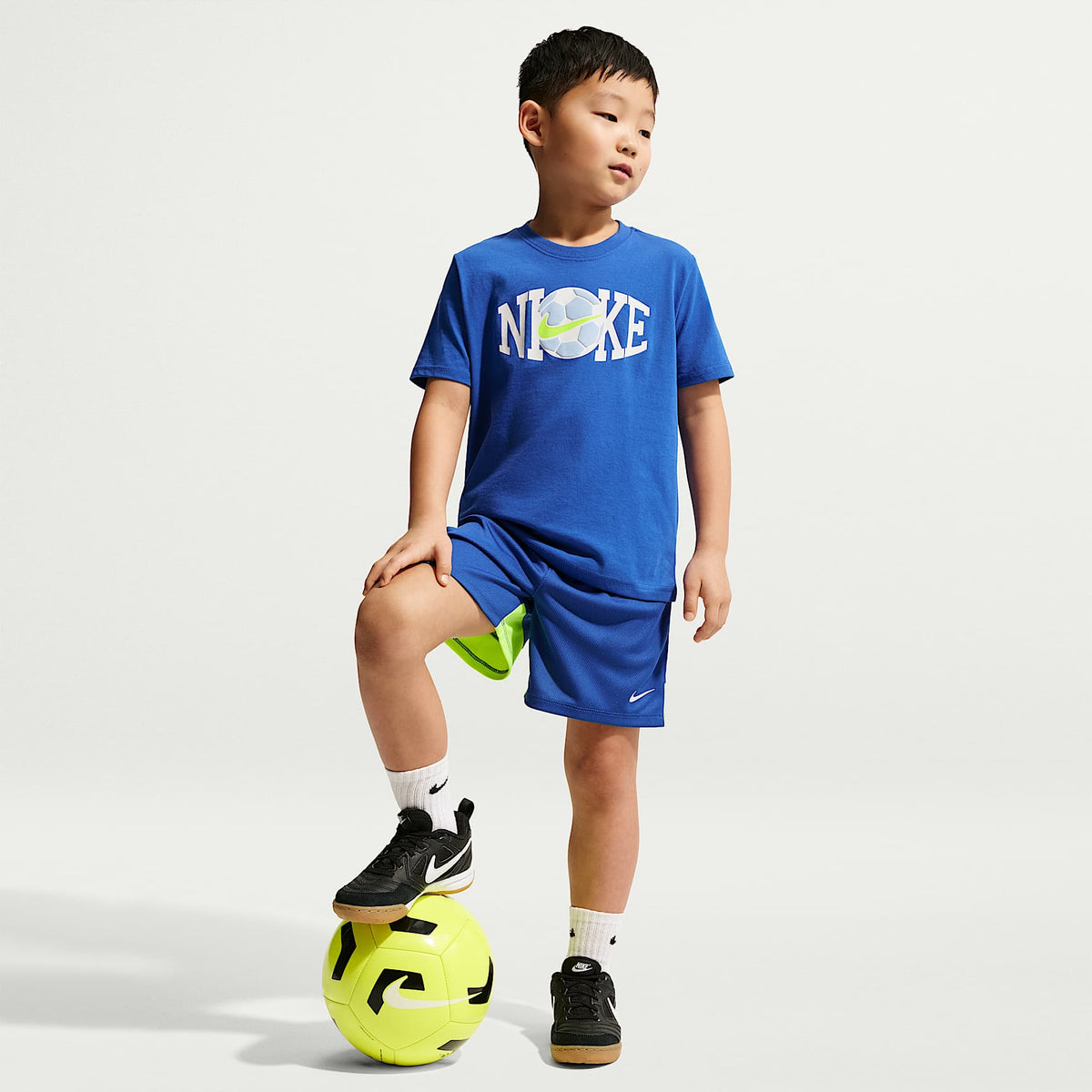 Conjunto de playera y shorts con gráfico de futbol para niños talla pequeña Nike – Royal juego – vista 1