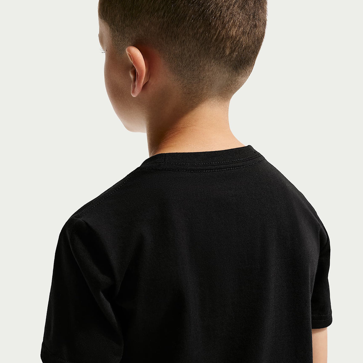 Conjunto de playera y shorts con gráfico de futbol para niños talla pequeña Nike – Negro – vista 3