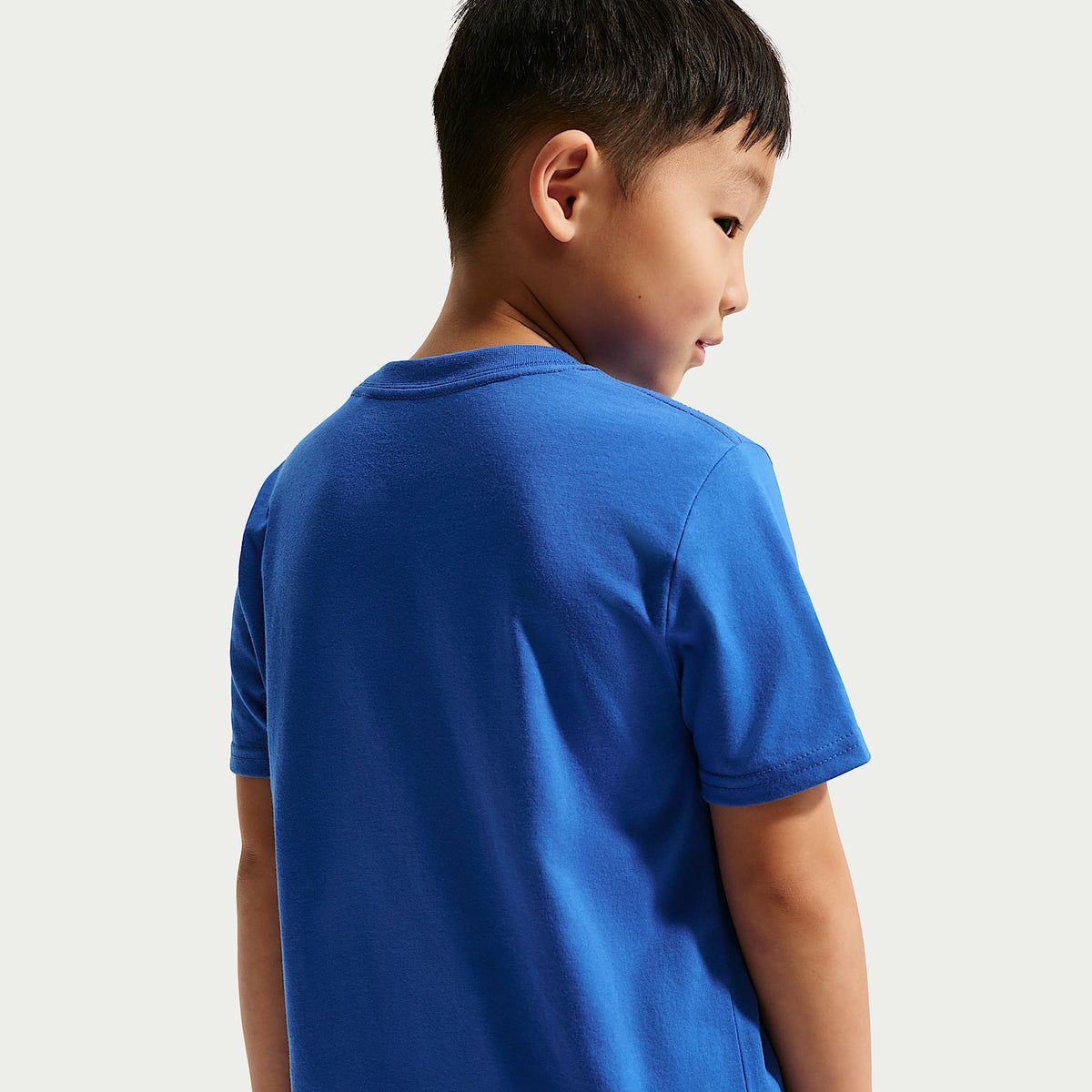 Conjunto de playera y shorts con gráfico de futbol para niños talla pequeña Nike – Royal juego – vista 3