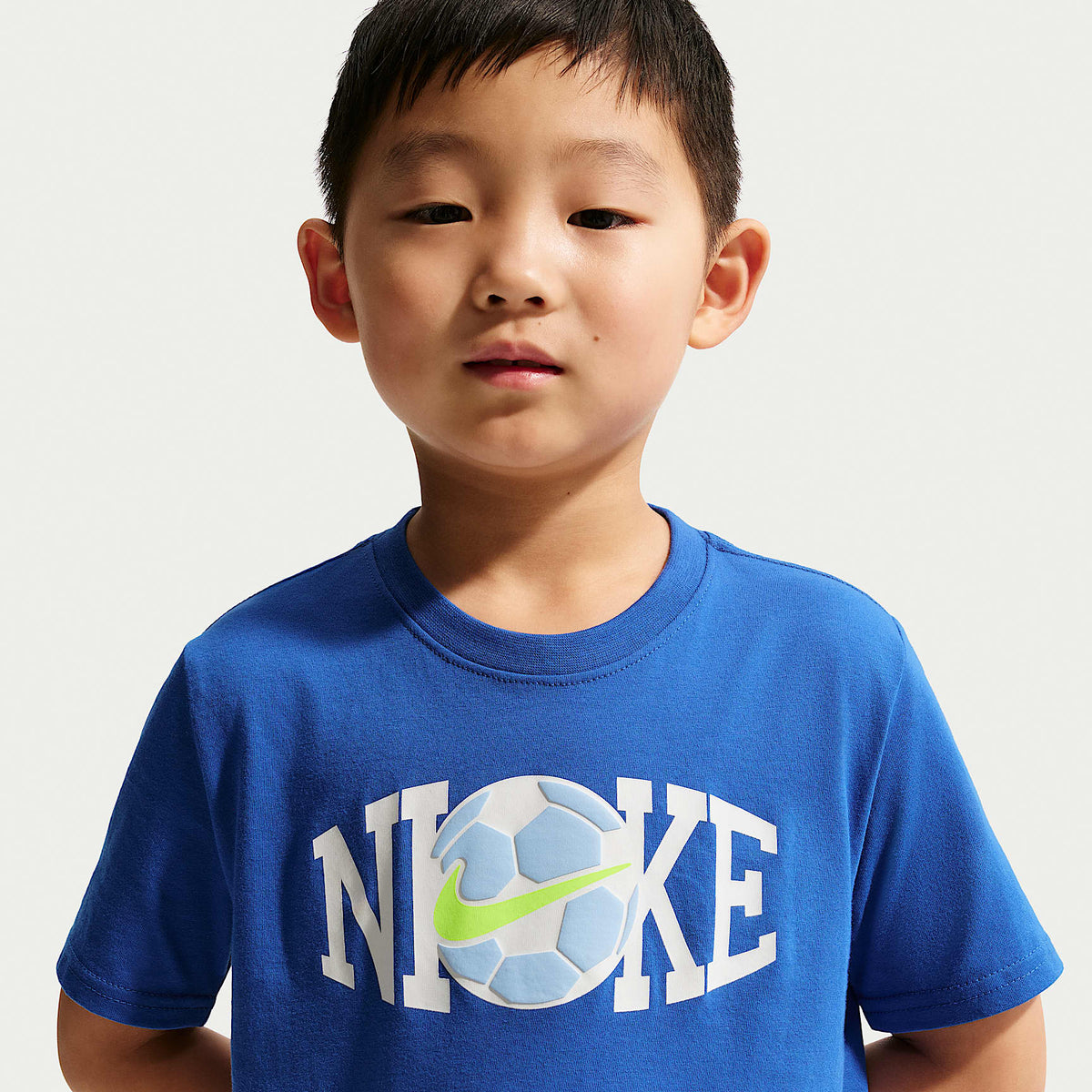 Conjunto de playera y shorts con gráfico de futbol para niños talla pequeña Nike – Royal juego – vista 2