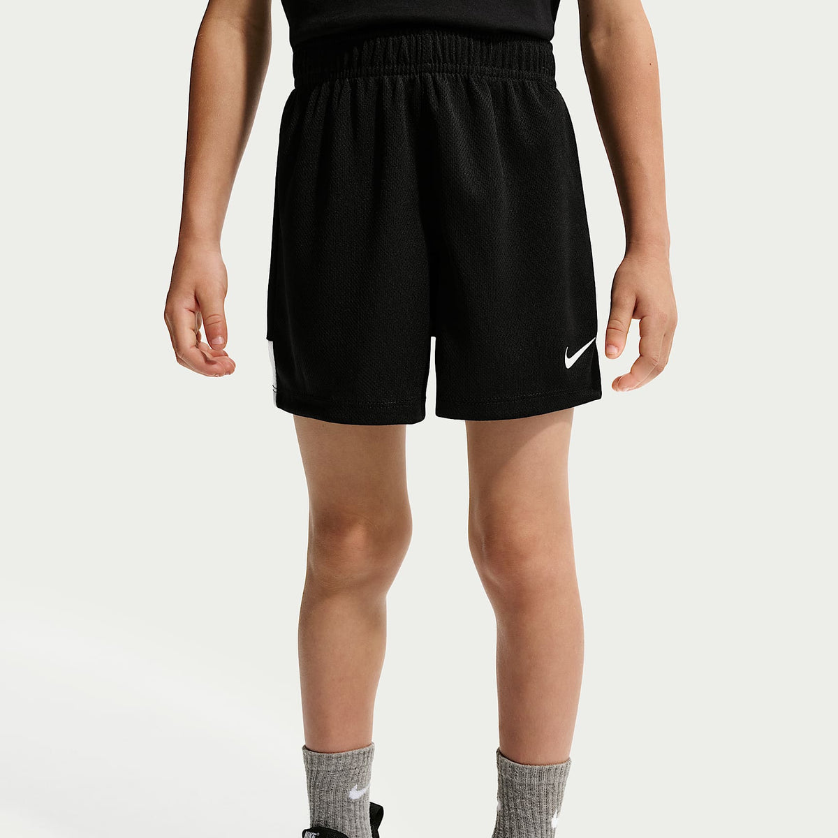Conjunto de playera y shorts con gráfico de futbol para niños talla pequeña Nike – Negro – vista 4