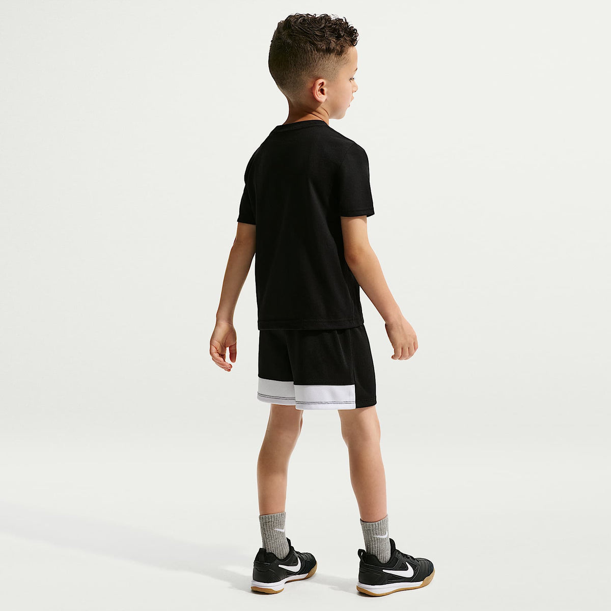 Conjunto de playera y shorts con gráfico de futbol para niños talla pequeña Nike – Negro – vista 7