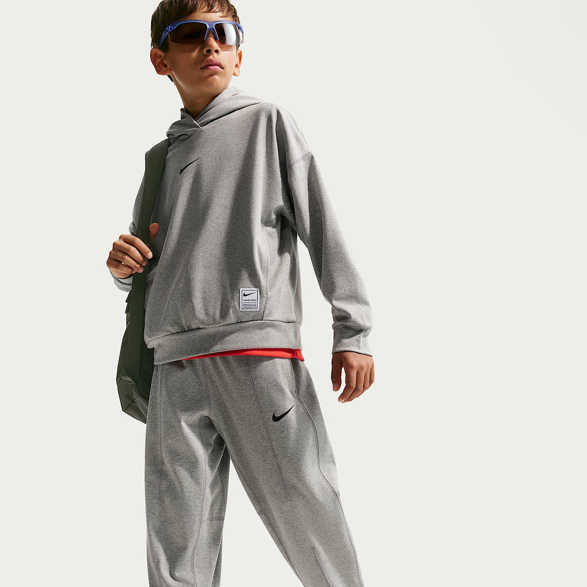 Pants de tejido Fleece Dri-FIT para niño talla grande Nike Pro – Gris oscuro jaspeado/Blanco/Negro – vista 4