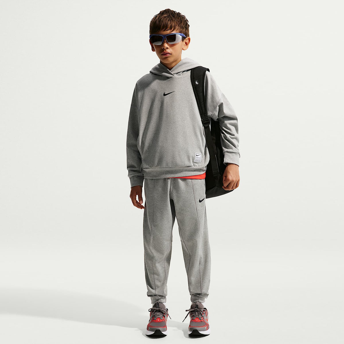 Pants de tejido Fleece Dri-FIT para niño talla grande Nike Pro – Gris oscuro jaspeado/Blanco/Negro – vista 1