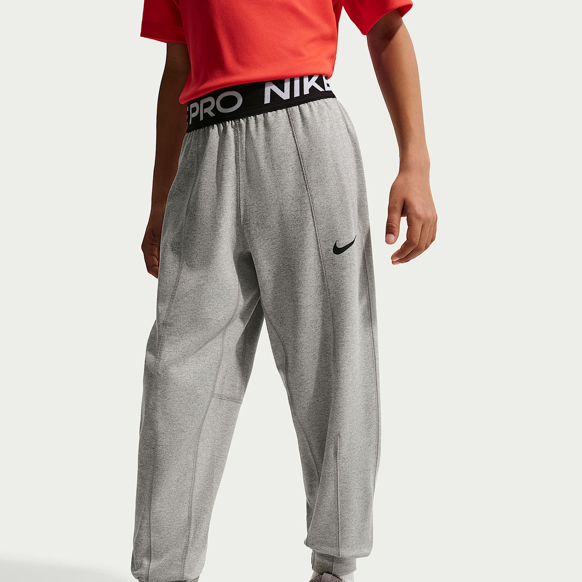 Pants de tejido Fleece Dri-FIT para niño talla grande Nike Pro – Gris oscuro jaspeado/Blanco/Negro – vista 2