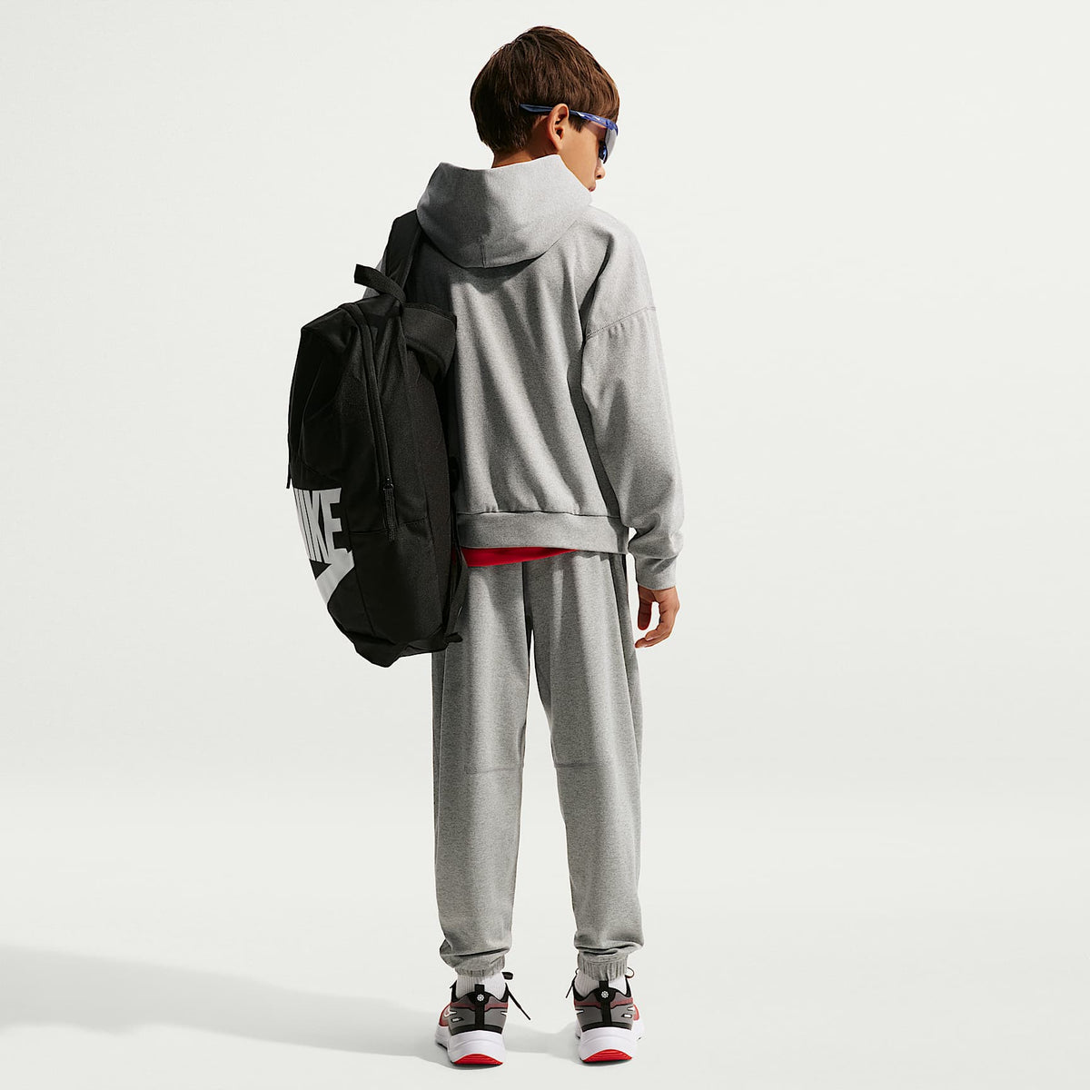 Pants de tejido Fleece Dri-FIT para niño talla grande Nike Pro – Gris oscuro jaspeado/Blanco/Negro – vista 5