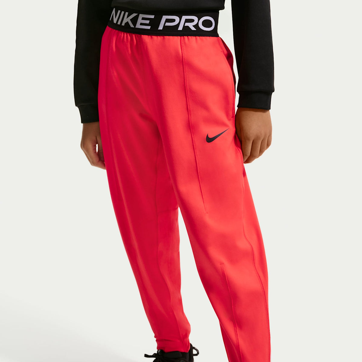 Pants de tejido Fleece Dri-FIT para niño talla grande Nike Pro – Carmesí claro/Blanco/Negro – vista 2