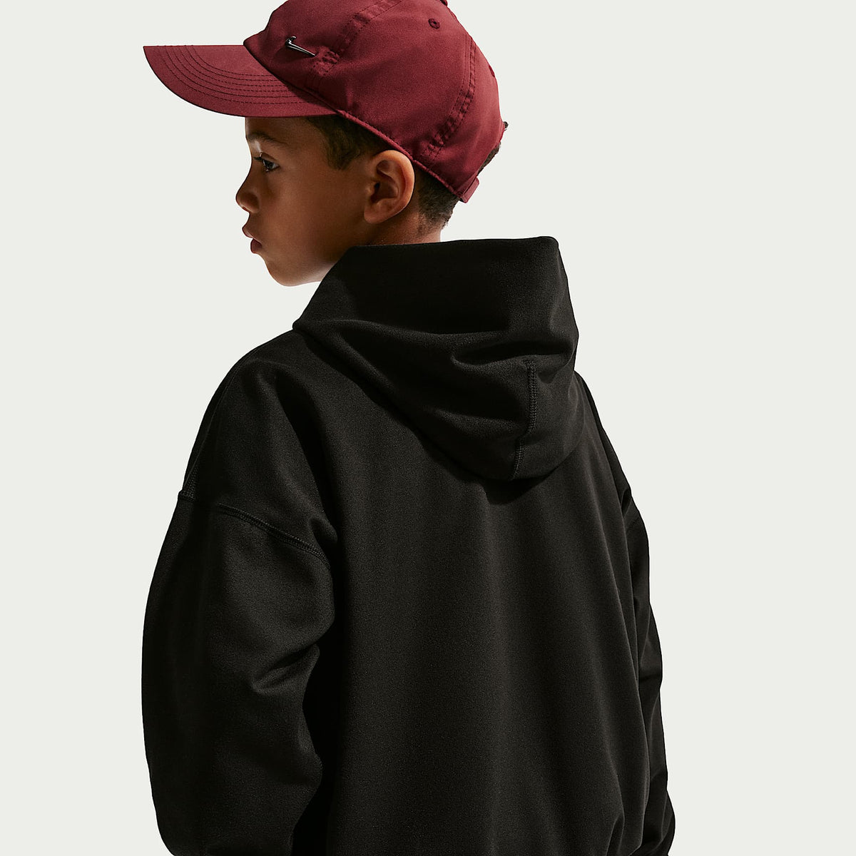 Sudadera con gorro sin cierre Nike Pro Dri-FIT de tejido Fleece para niños talla grande – Negro/Blanco – vista 2