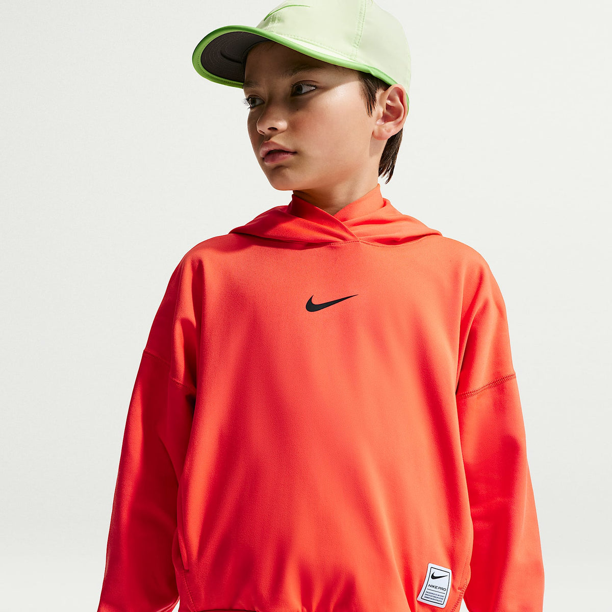 Sudadera con gorro sin cierre Nike Pro Dri-FIT de tejido Fleece para niños talla grande – Naranja césped/Negro – vista 1