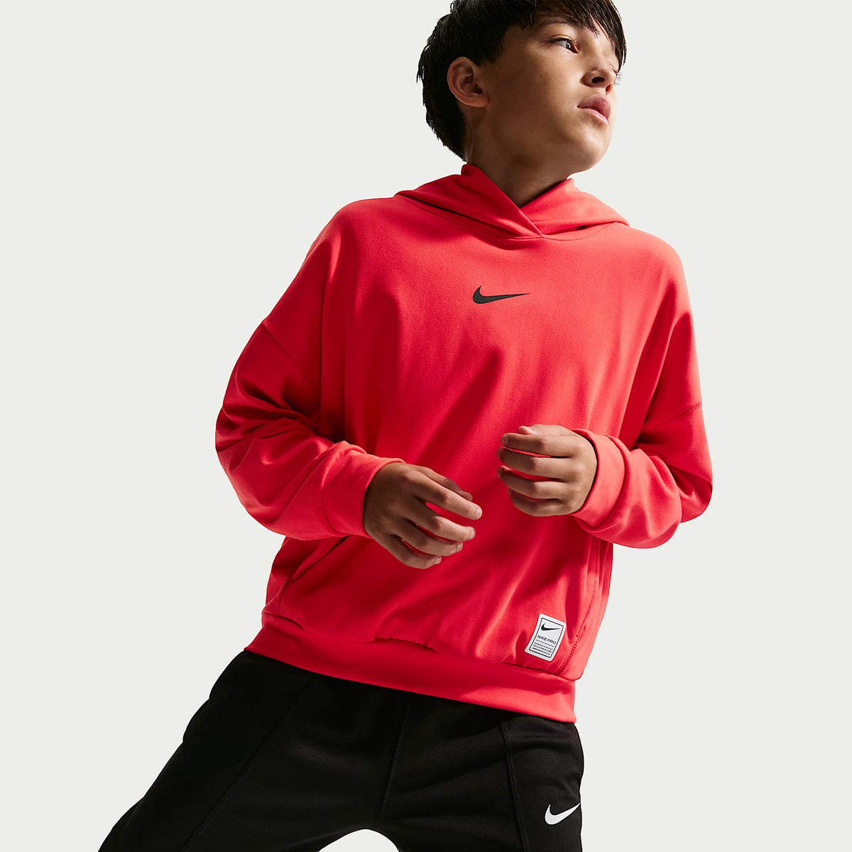 Sudadera con gorro sin cierre Nike Pro Dri-FIT de tejido Fleece para niños talla grande – Carmesí claro/Negro – vista 3