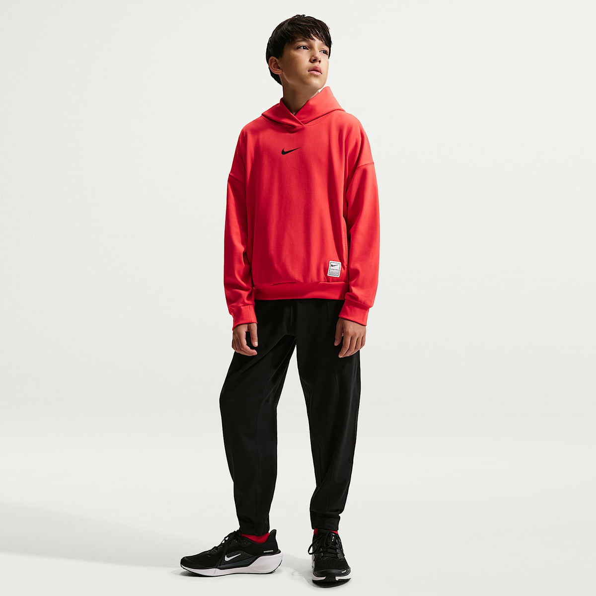 Sudadera con gorro sin cierre Nike Pro Dri-FIT de tejido Fleece para niños talla grande – Carmesí claro/Negro – vista 4