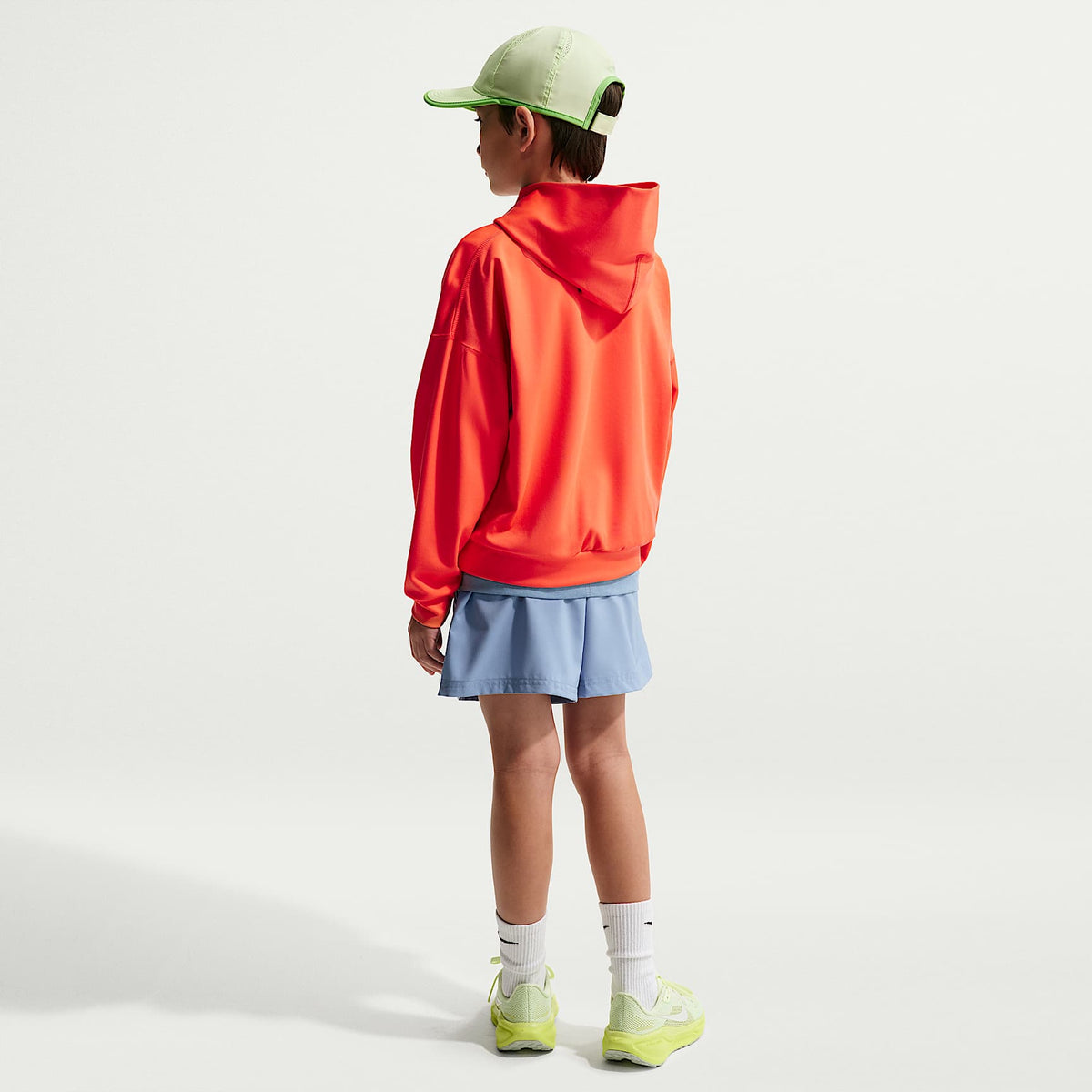 Sudadera con gorro sin cierre Nike Pro Dri-FIT de tejido Fleece para niños talla grande – Naranja césped/Negro – vista 5