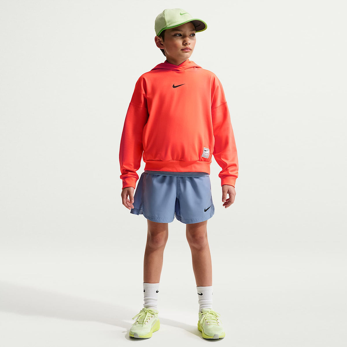 Sudadera con gorro sin cierre Nike Pro Dri-FIT de tejido Fleece para niños talla grande – Naranja césped/Negro – vista 4