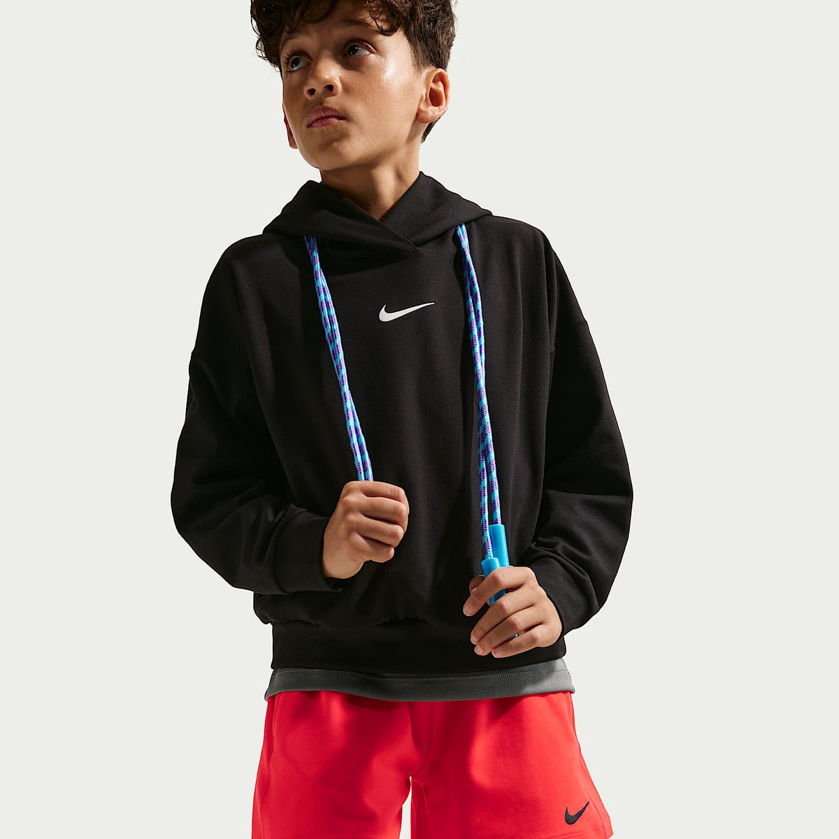 Shorts de tejido Fleece Dri-FIT para niño talla grande Nike Pro – Carmesí claro/Blanco/Negro – vista 4