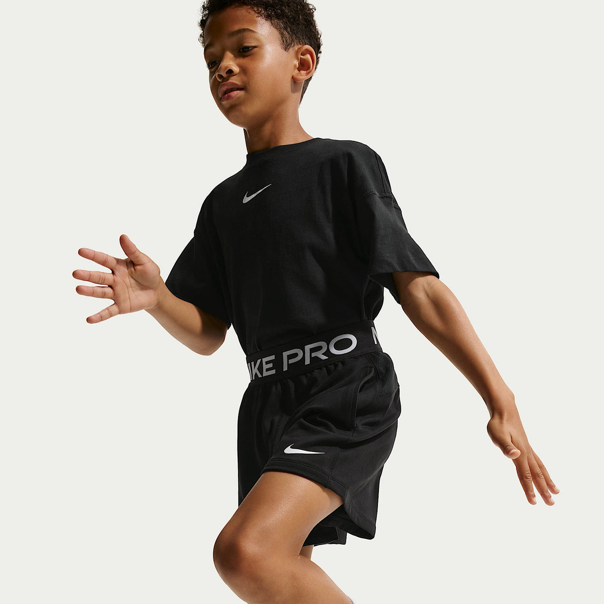 Shorts de tejido Fleece Dri-FIT para niño talla grande Nike Pro – Negro/Blanco/Blanco – vista 4