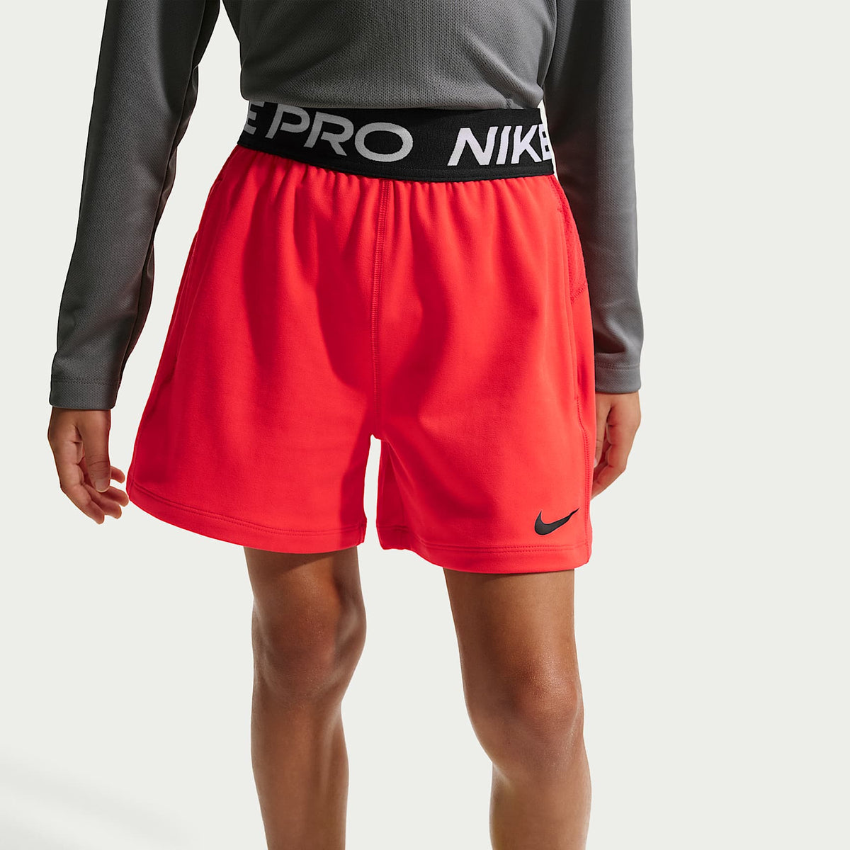 Shorts de tejido Fleece Dri-FIT para niño talla grande Nike Pro – Carmesí claro/Blanco/Negro – vista 2