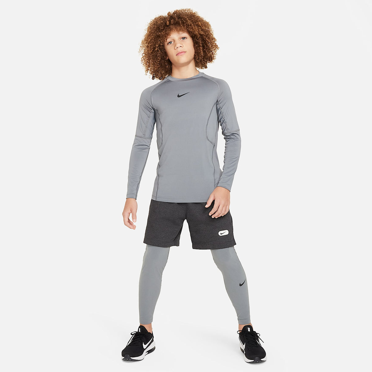 Playera de manga larga Dri-FIT para niño talla grande Nike Pro – Gris humo/Negro – vista 5
