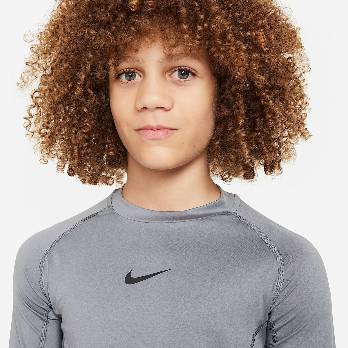 Playera de manga larga Dri-FIT para niño talla grande Nike Pro – Gris humo/Negro – vista 3