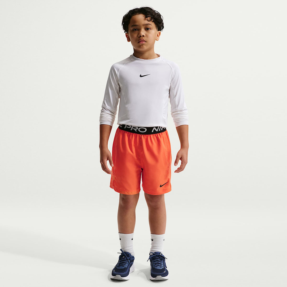 Shorts de entrenamiento Dri-FIT para niño talla grande Nike Pro – Naranja césped/Blanco/Negro – vista 1
