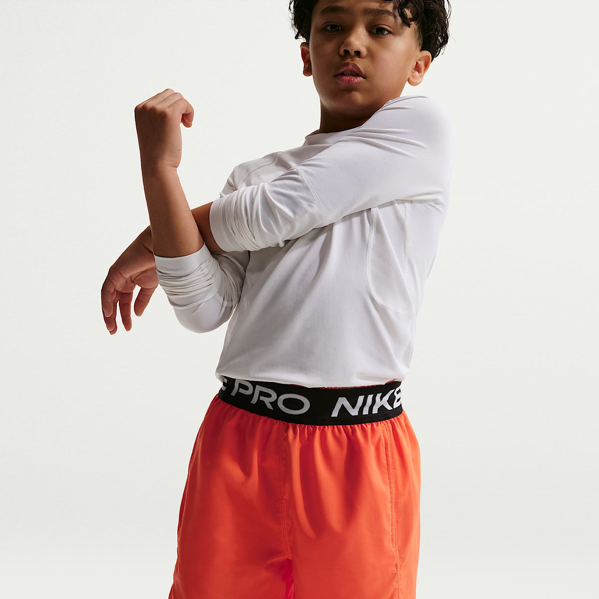 Shorts de entrenamiento Dri-FIT para niño talla grande Nike Pro – Naranja césped/Blanco/Negro – vista 4