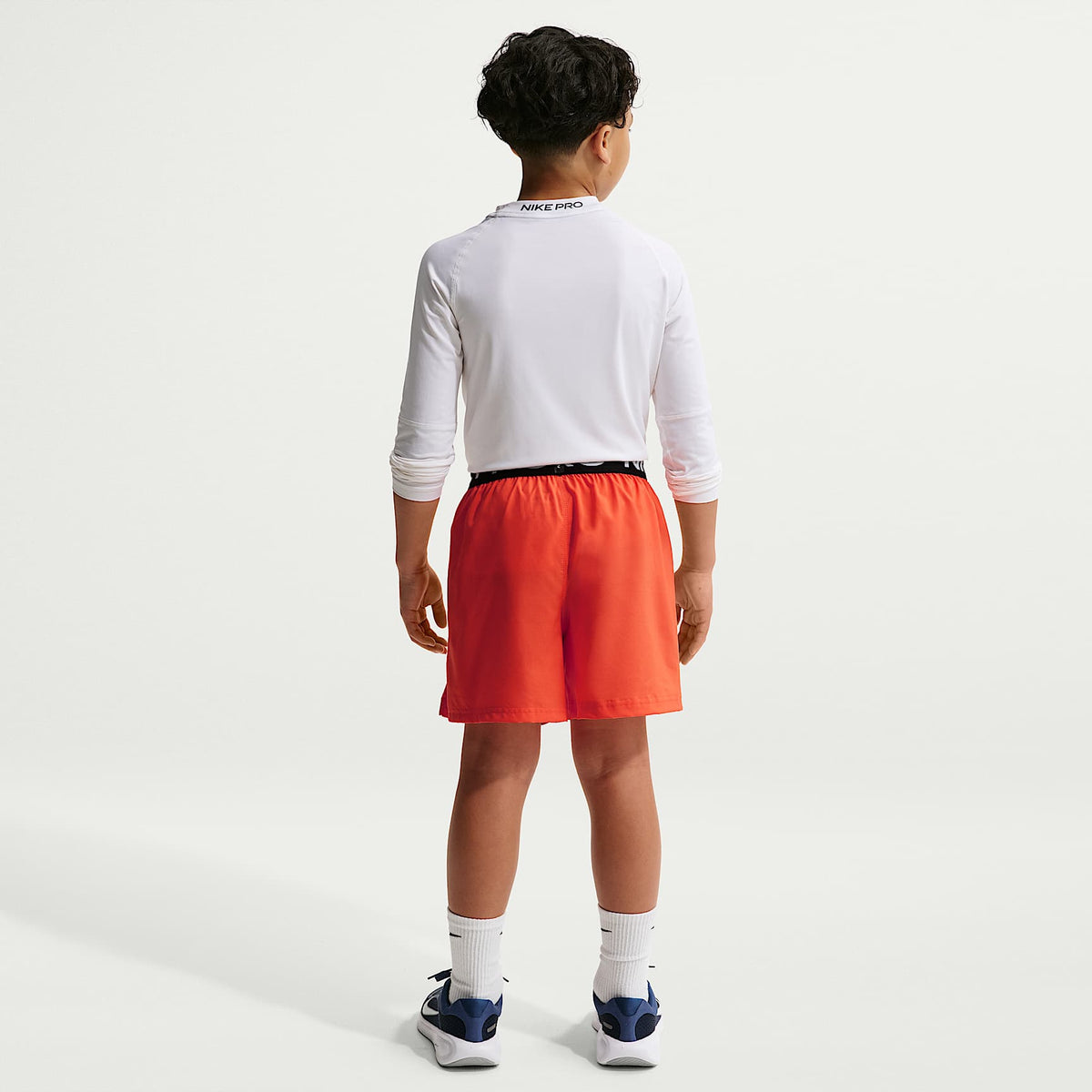 Shorts de entrenamiento Dri-FIT para niño talla grande Nike Pro – Naranja césped/Blanco/Negro – vista 5