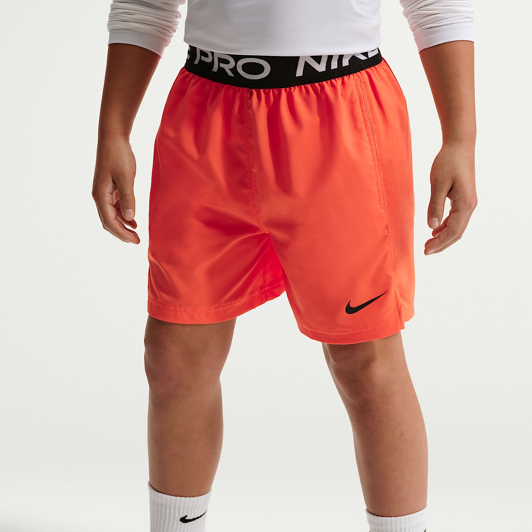 Shorts de entrenamiento Dri-FIT para niño talla grande Nike Pro – Naranja césped/Blanco/Negro – vista 2