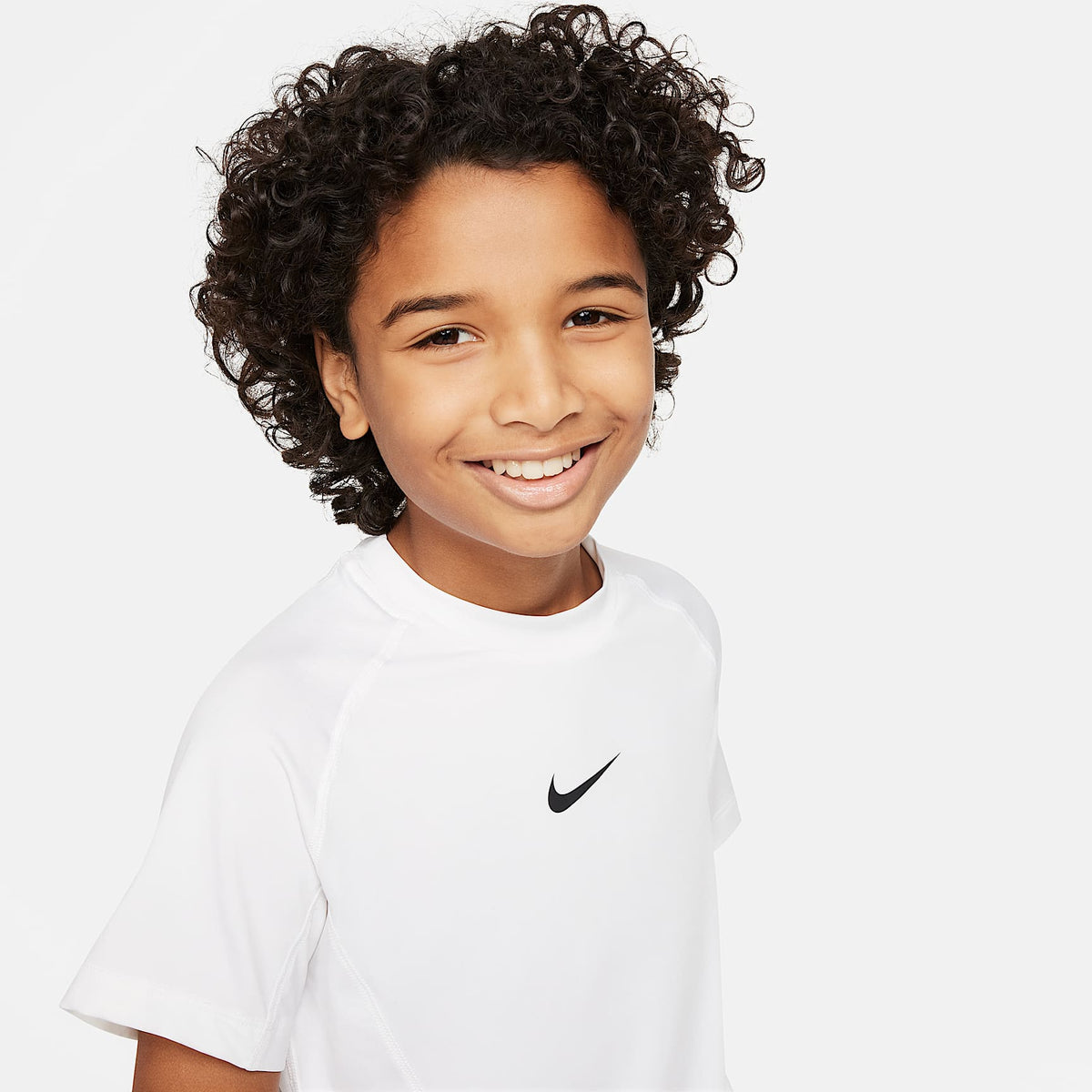 Playera de manga corta Dri-FIT para niño talla grande Nike Pro – Blanco/Negro – vista 3
