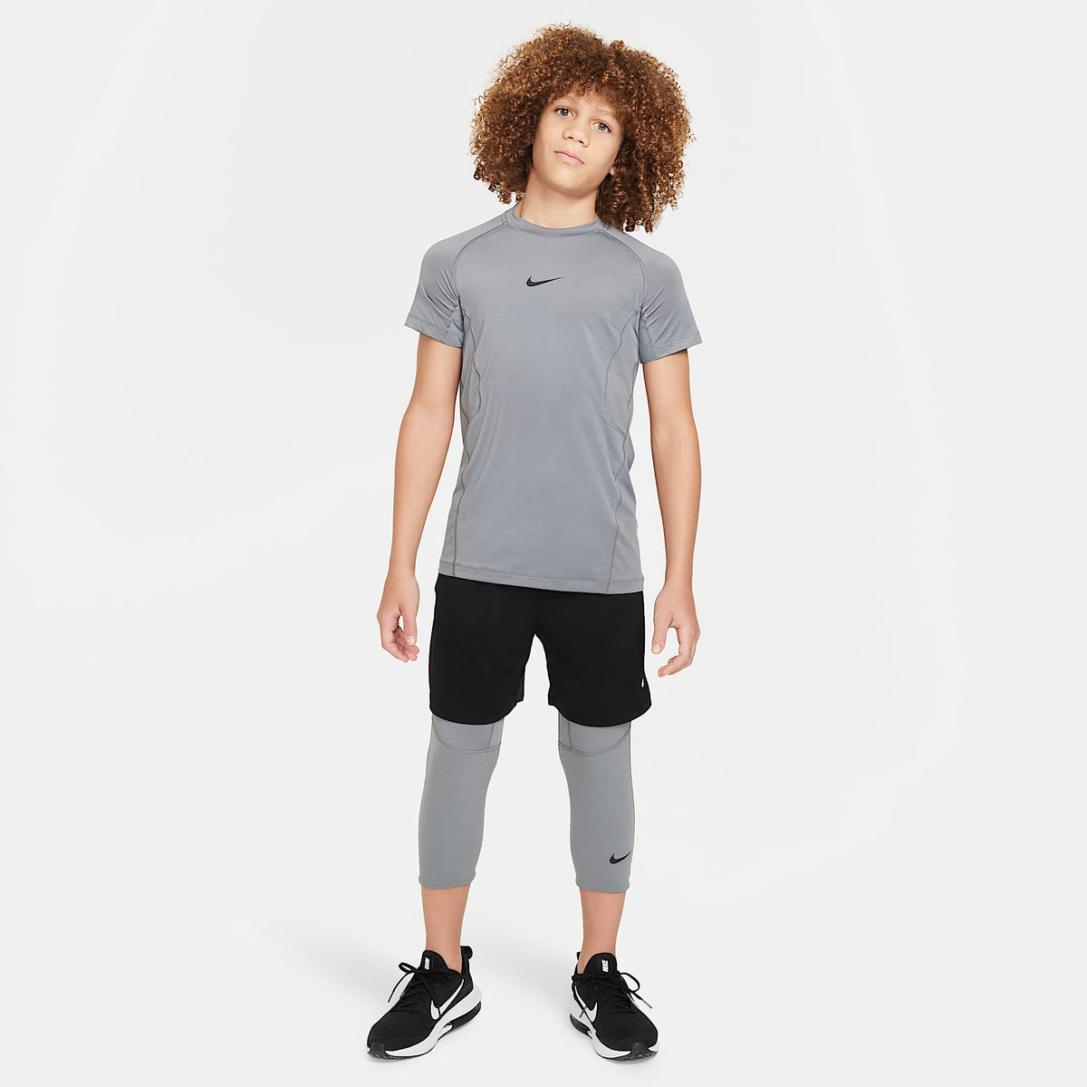 Playera de manga corta Dri-FIT para niño talla grande Nike Pro – Gris humo/Negro – vista 5