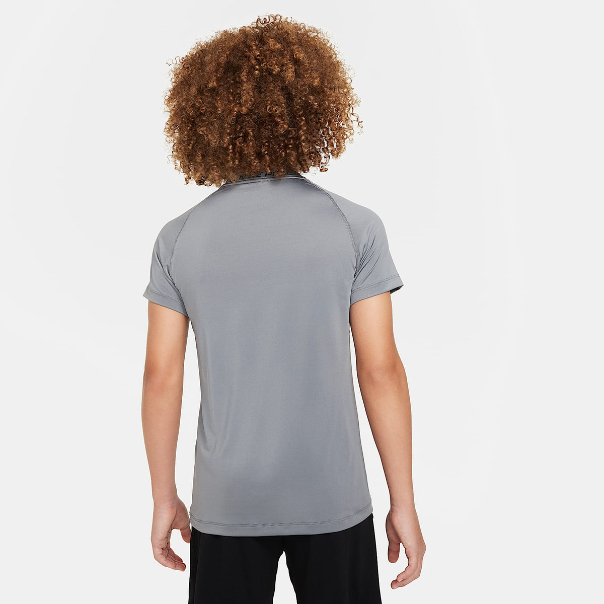 Playera de manga corta Dri-FIT para niño talla grande Nike Pro – Gris humo/Negro – vista 2