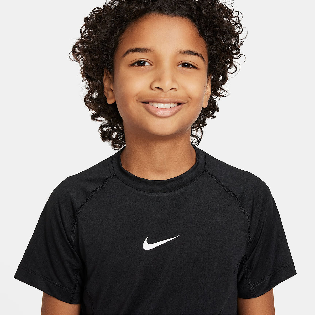 Playera de manga corta Dri-FIT para niño talla grande Nike Pro – Negro/Blanco – vista 3