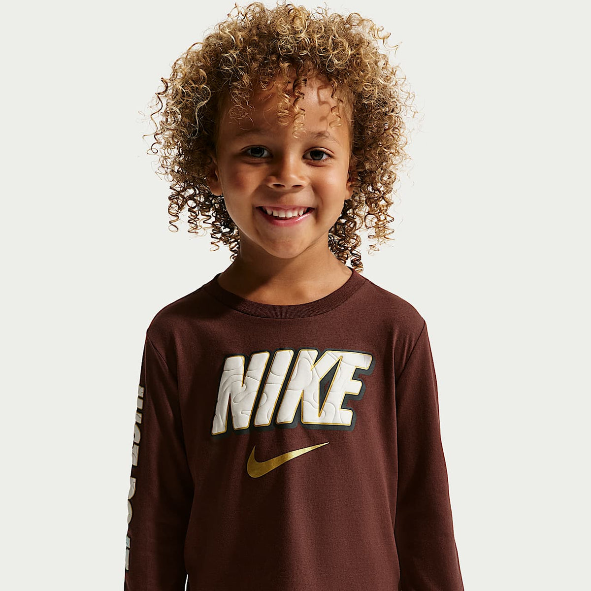 Camiseta Nike Manga Larga Sportswear Frosted Futura para Niño