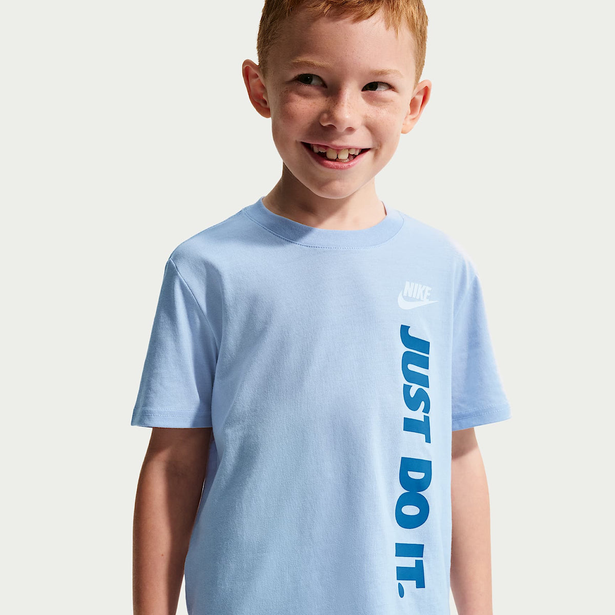 Conjunto de playera con gráfico "Just Do It" y shorts de malla para niños talla pequeña Nike Sportswear – Estrella azul – vista 2