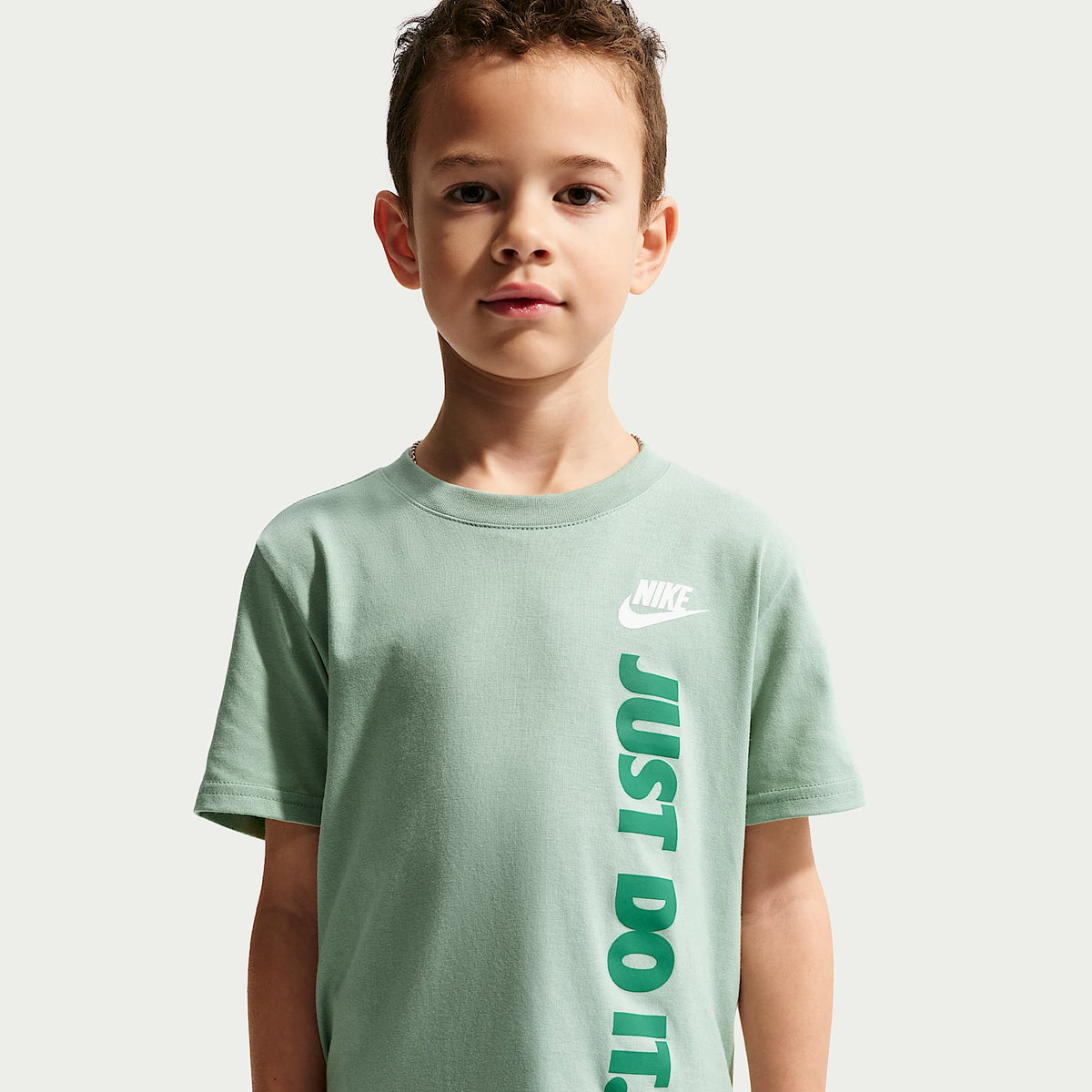 Conjunto de playera con gráfico "Just Do It" y shorts de malla para niños talla pequeña Nike Sportswear – Malaquita – vista 2