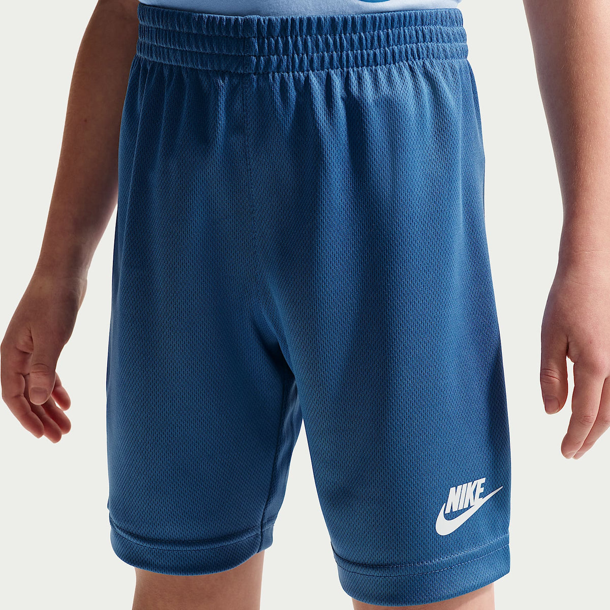Conjunto de playera con gráfico "Just Do It" y shorts de malla para niños talla pequeña Nike Sportswear – Estrella azul – vista 4
