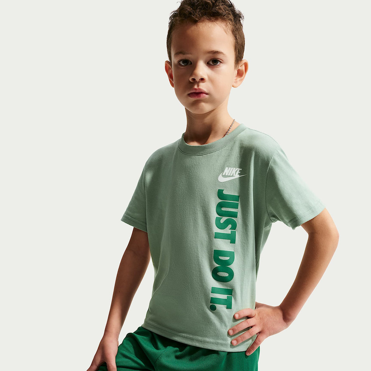 Conjunto de playera con gráfico "Just Do It" y shorts de malla para niños talla pequeña Nike Sportswear – Malaquita – vista 6