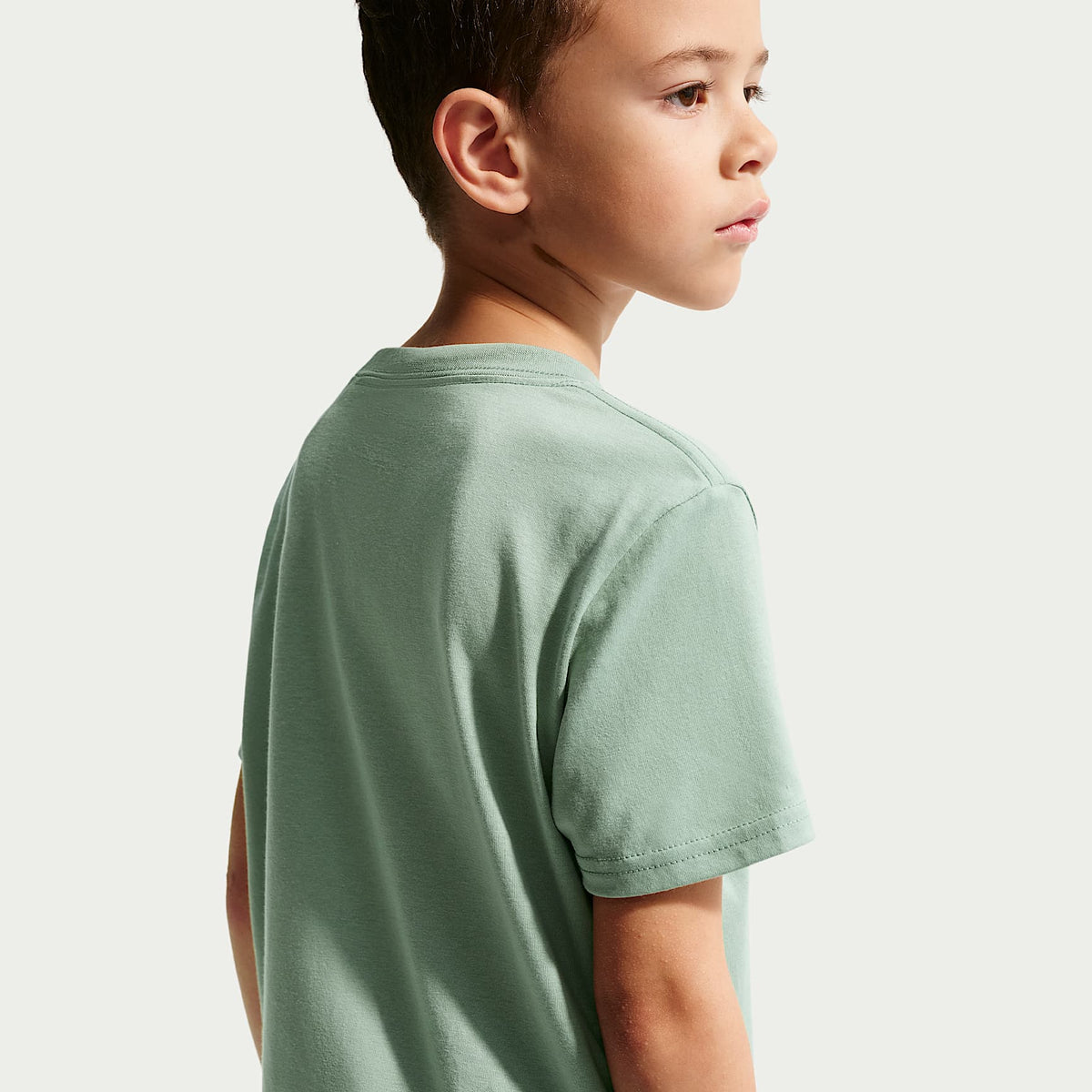Conjunto de playera con gráfico "Just Do It" y shorts de malla para niños talla pequeña Nike Sportswear – Malaquita – vista 3
