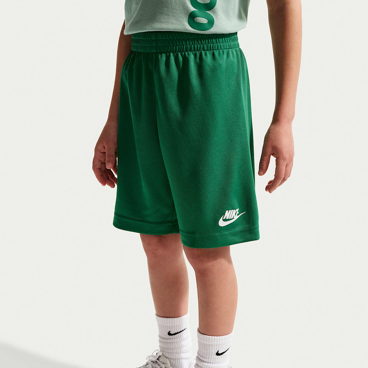 Conjunto de playera con gráfico "Just Do It" y shorts de malla para niños talla pequeña Nike Sportswear – Malaquita – vista 4