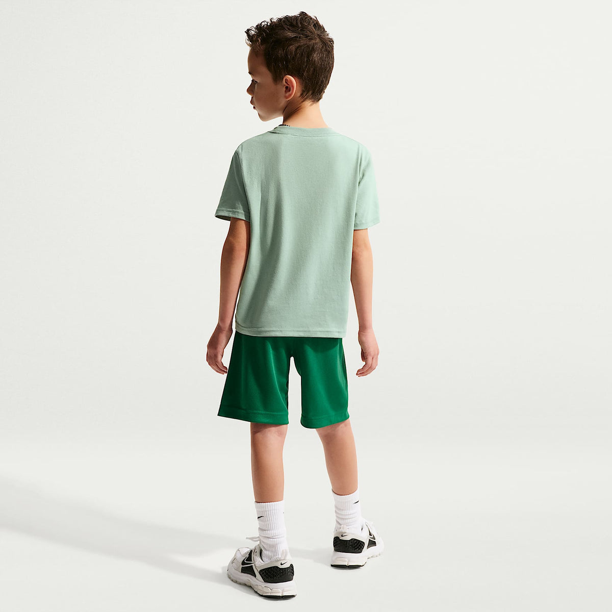 Conjunto de playera con gráfico "Just Do It" y shorts de malla para niños talla pequeña Nike Sportswear – Malaquita – vista 7