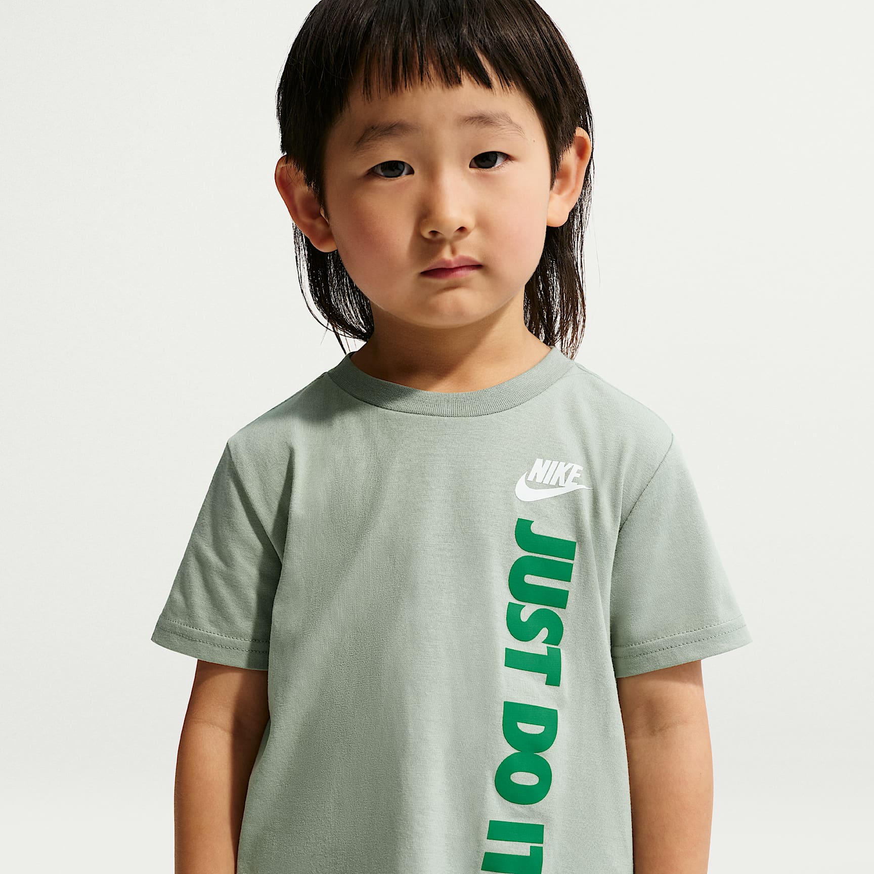 Conjunto de playera con gráfico "Just Do It" y shorts de malla infantil Nike Sportswear – Malaquita – vista 2