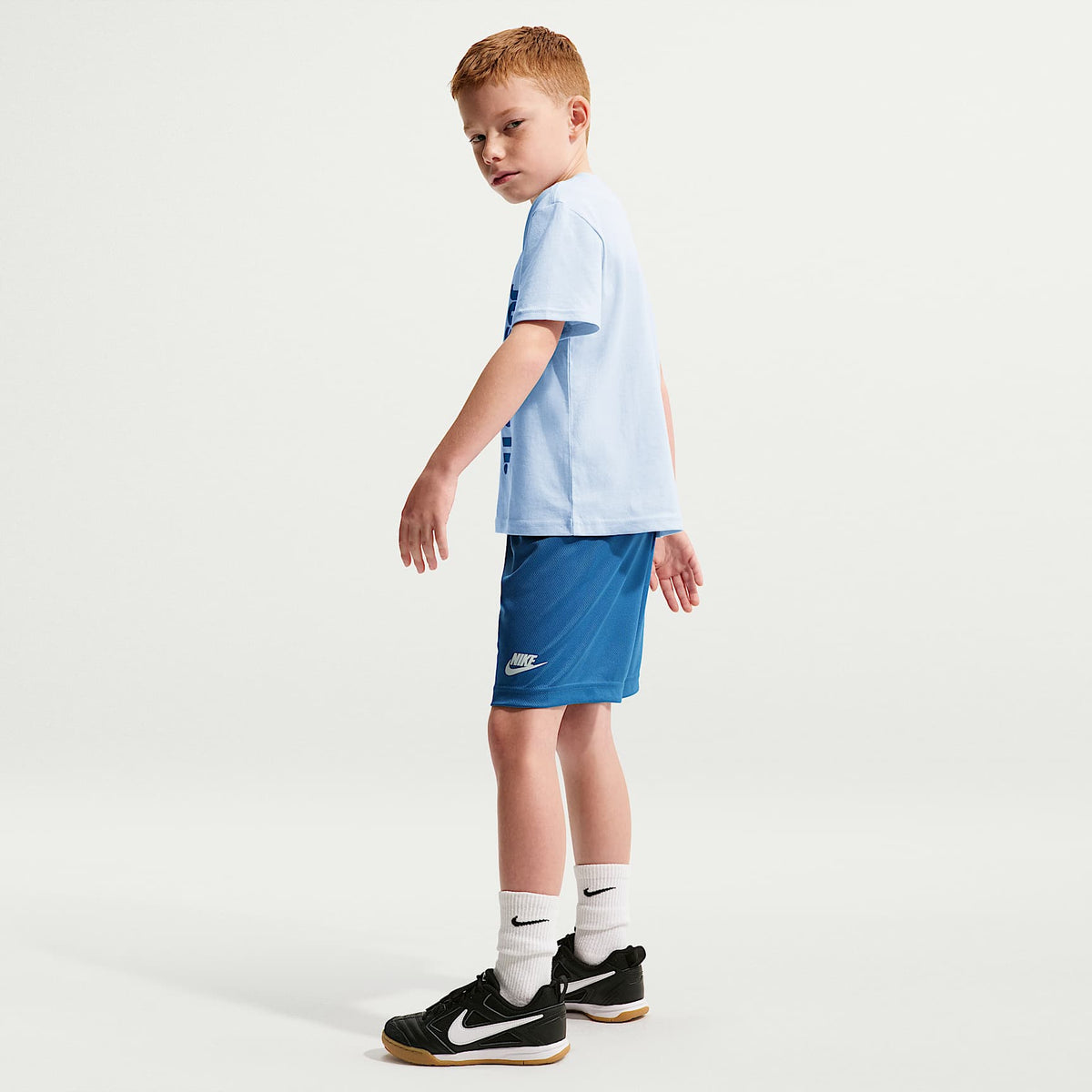 Conjunto de playera con gráfico "Just Do It" y shorts de malla para niños talla pequeña Nike Sportswear – Estrella azul – vista 7
