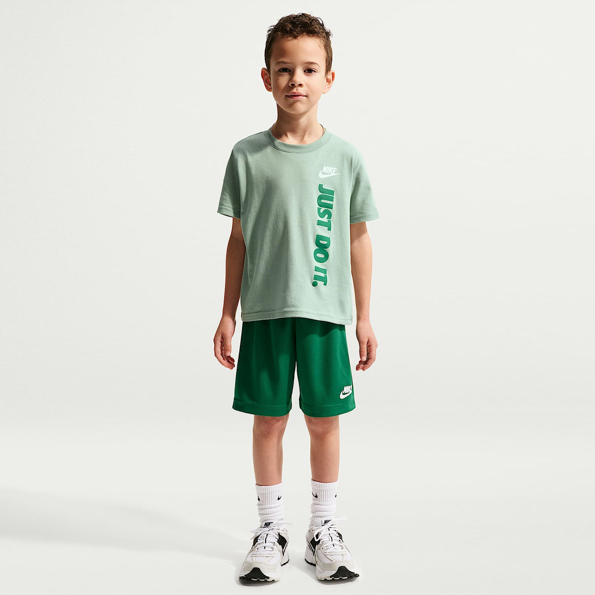 Conjunto de playera con gráfico "Just Do It" y shorts de malla para niños talla pequeña Nike Sportswear – Malaquita – vista 1
